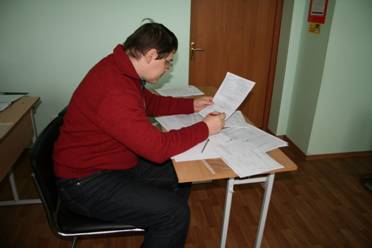 Экзаменатор ОСП УкрНИИНК проверяет протоколы контроля экзаменационных образцов и технологическую карту