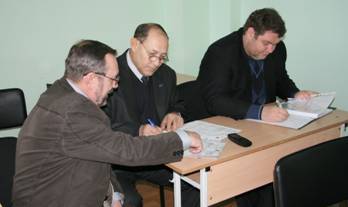 В.И. Радько показывает документацию для экзаменационных образцов во время аудита ОСП УкрНИИНК